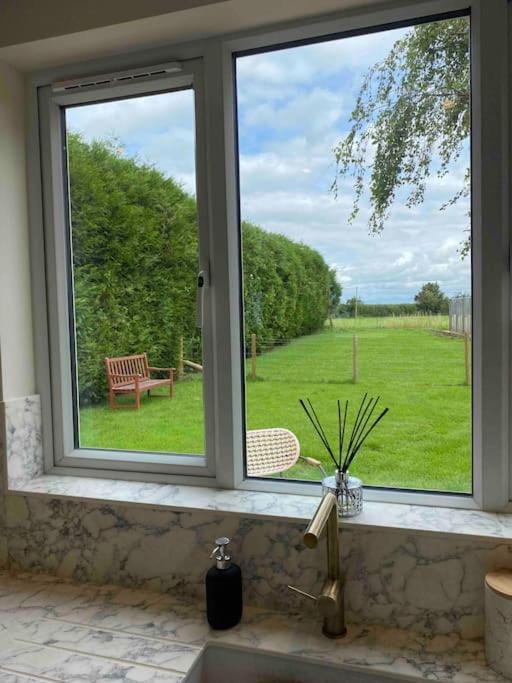 Larks Leaze Lodge, Steeple Ashton, Wiltshire Trowbridge Eksteriør bilde